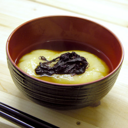 お餅と海苔だけでいただくシンプルな奥出雲のお雑煮