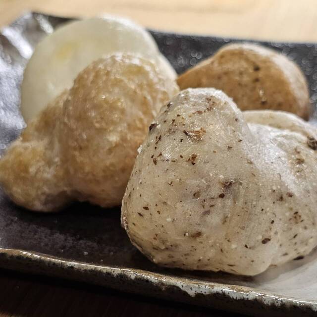 お餅の注文が増えてきました。手前は珍しい蕎麦餅です。