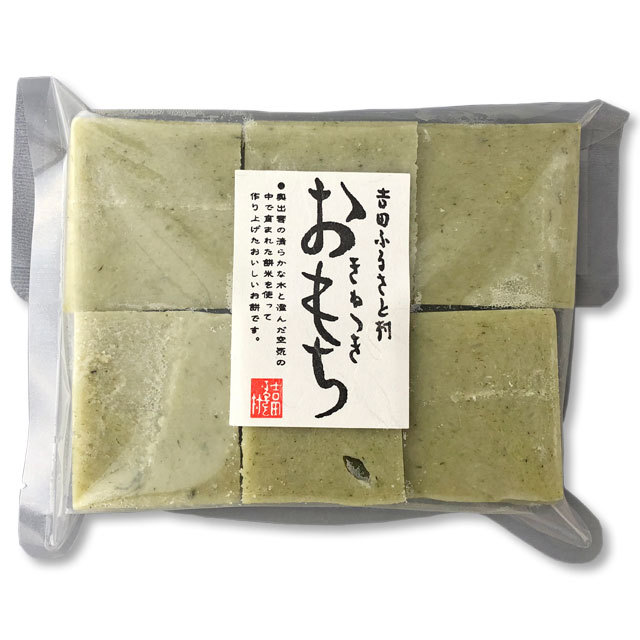 この時期限定の「ひし餅」製造中に出る端っこのお餅。緑のお餅はよもぎです。